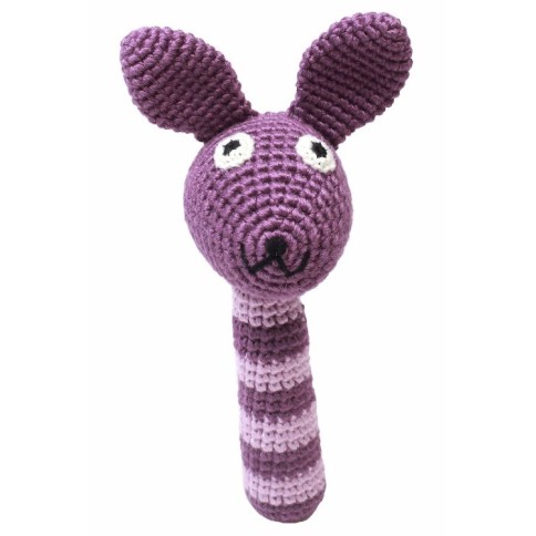 Rasselstab gehäkelt, Dunkellila Kaninchen
