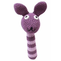 Rasselstab gehäkelt, Dunkellila Kaninchen