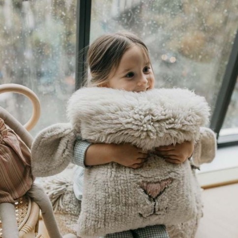 Lorena Canals Kissen Woolable, Pink Nose Sheep