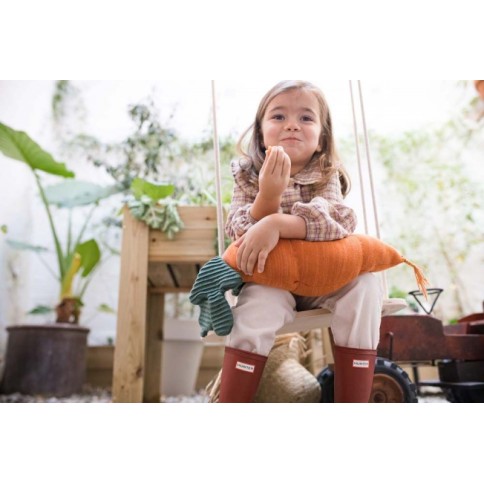 Lorena Canals Gestricktes Kissen Cathy die Karotte 40 x 25