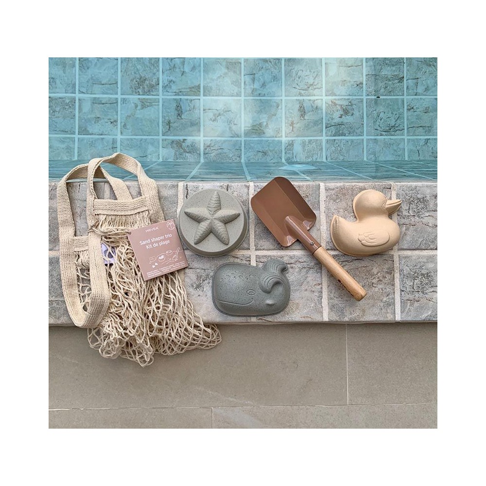 HEVEA Sandförmchen-Set mit Schippe im Tragenetz aus Naturkautschuk