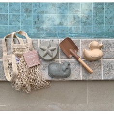 HEVEA Sandförmchen-Set mit Schippe im Tragenetz aus Naturkautschuk