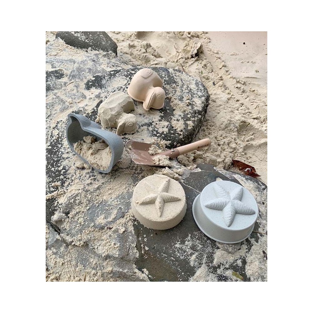 HEVEA Sandförmchen-Set mit Schippe im Tragenetz aus Naturkautschuk