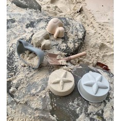 HEVEA Sandförmchen-Set mit Schippe im Tragenetz aus Naturkautschuk