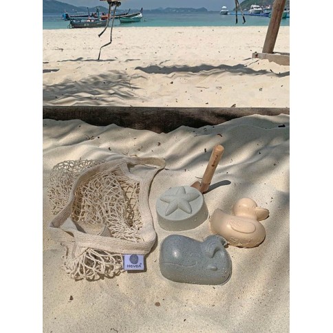 HEVEA Sandförmchen-Set mit Schippe im Tragenetz aus Naturkautschuk