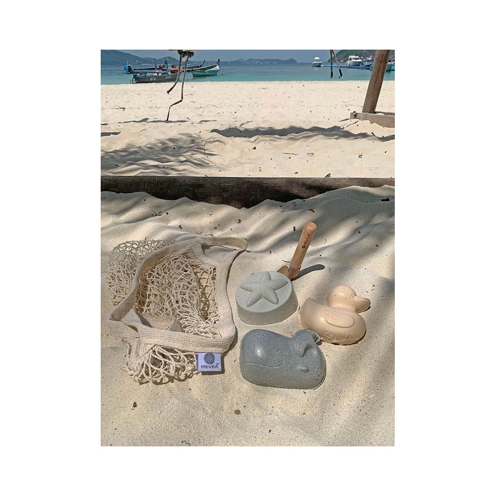 HEVEA Sandförmchen-Set mit Schippe im Tragenetz aus Naturkautschuk