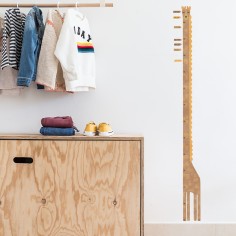 Textile Wachstumstabelle Wandtattoo 150 cm mit 12 Pfeilen, Giraffe - Braun