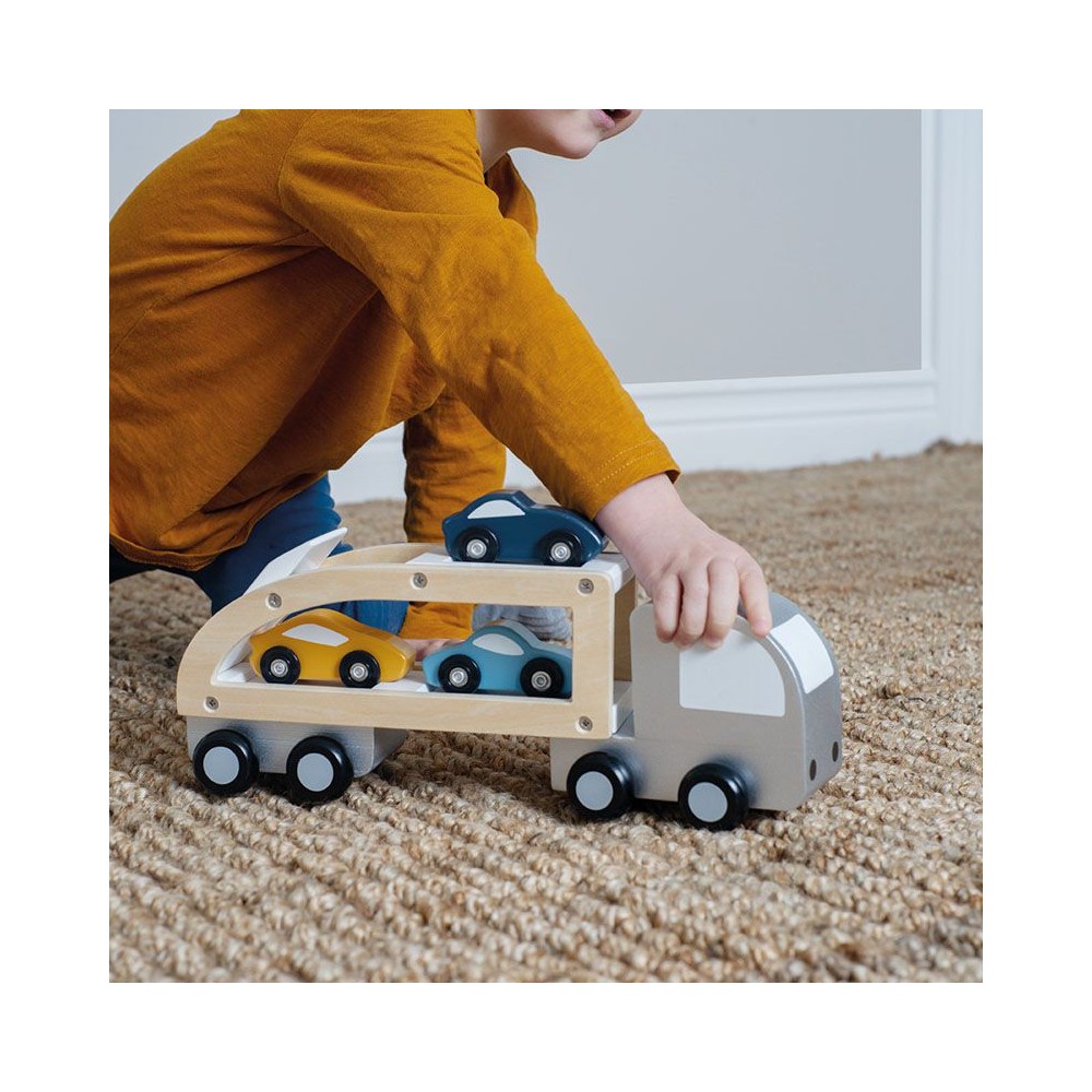 Autotransporter mit Sportwagen