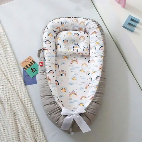 Bébé câlin de bébé, arc-en-ciel
