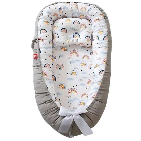 Bébé câlin de bébé, arc-en-ciel