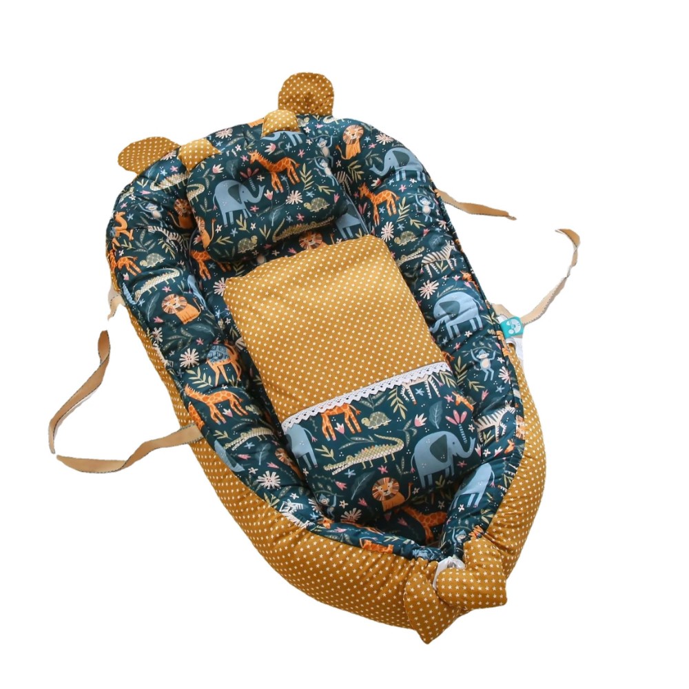 Bébé câlin de nourriture avec des oreillers et une couverture, savane