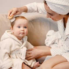 Babyhaarbürste mit weichen Ziegenhaaren