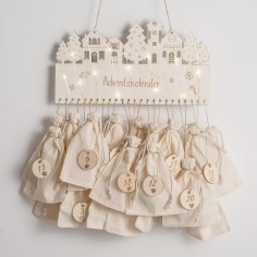 Adventskalender zum Befüllen – Wanddeko mit 24 Baumwollsäckchen, Zahlen & Holzschild